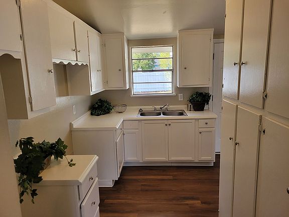 4th image of 923 Foxglove St