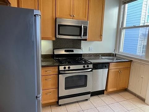 5th image of 1075 Pacific Ave