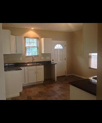 2nd image of 1065 E Oak St