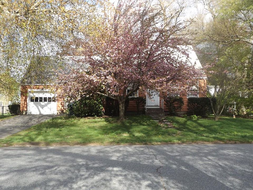 1st image of 4 Knollwood Cir