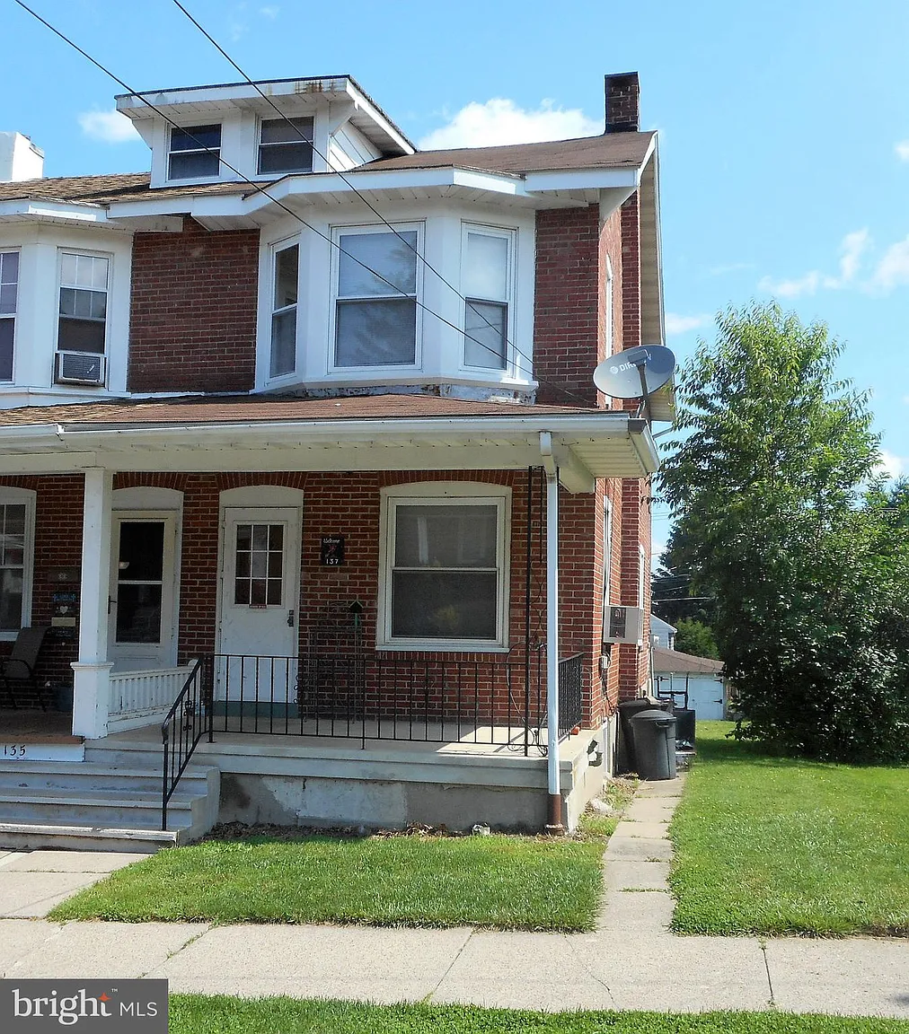137 2nd St photo 1