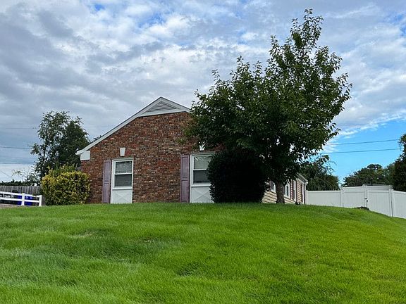 3rd image of 1305 Paddock Ln