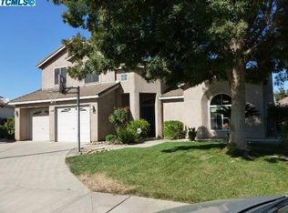1195 E Briarwood Dr, Dinuba, CA 93618
