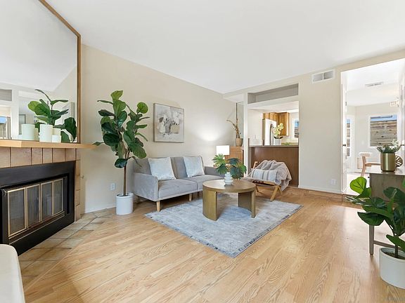 2nd image of 1442 Essex St Unit 4