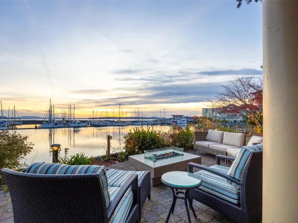 9949 3rd St #101, Sidney, BC V8L 3B1
