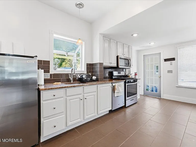 496 W Park Ave — Photo 7