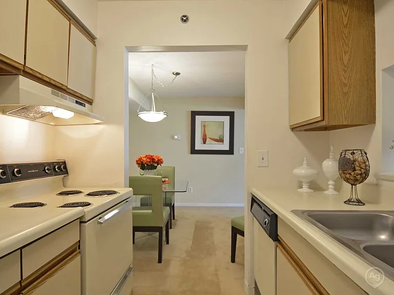 Valley Stream Village Apartments — Photo 31