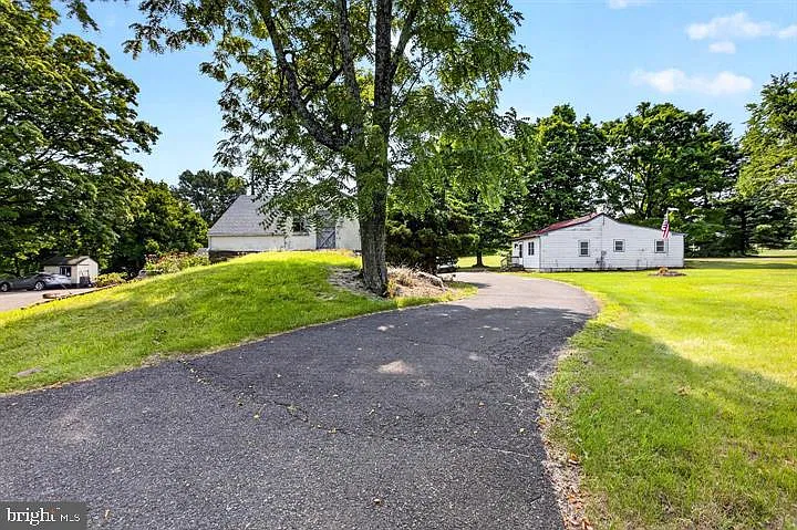 2 bed, 1.5 bath, 875 sqft, $2,000 — Photo 2