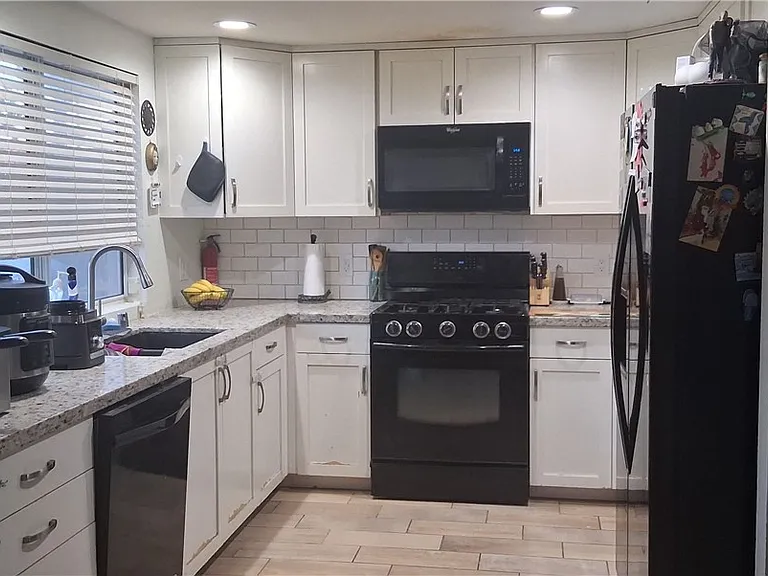 121 Logansberry Ln — Photo 8