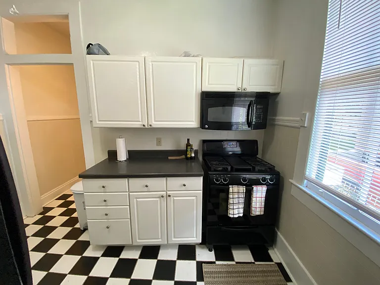 1015 Leontine St — Photo 8