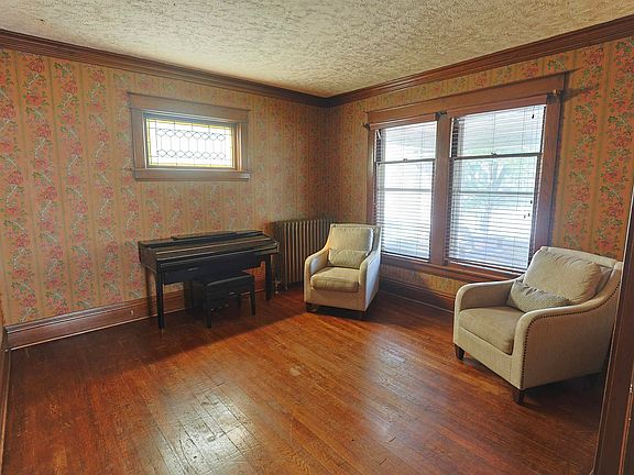 4th image of 132 Chapin St