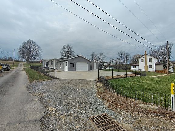 2nd image of 3959 Maple St