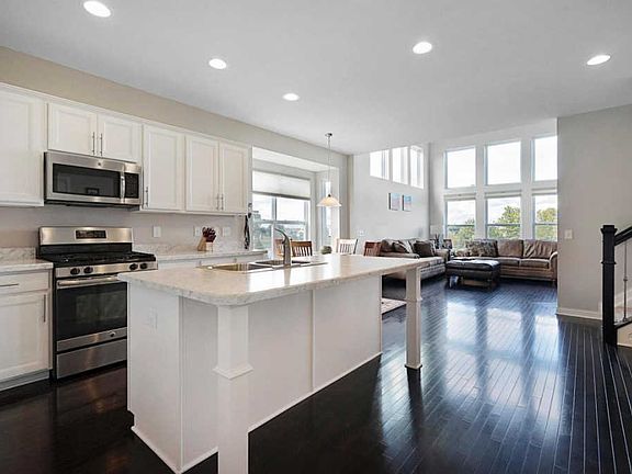 3rd image of 104 Balsam Dr