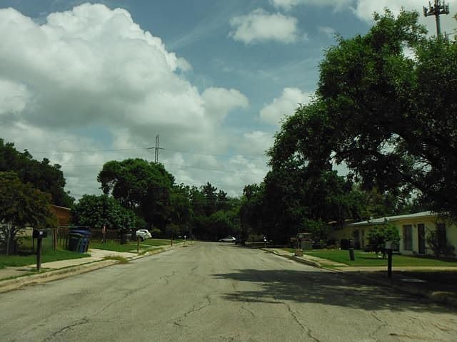 2nd image of 1815 Plaza Del Sol St