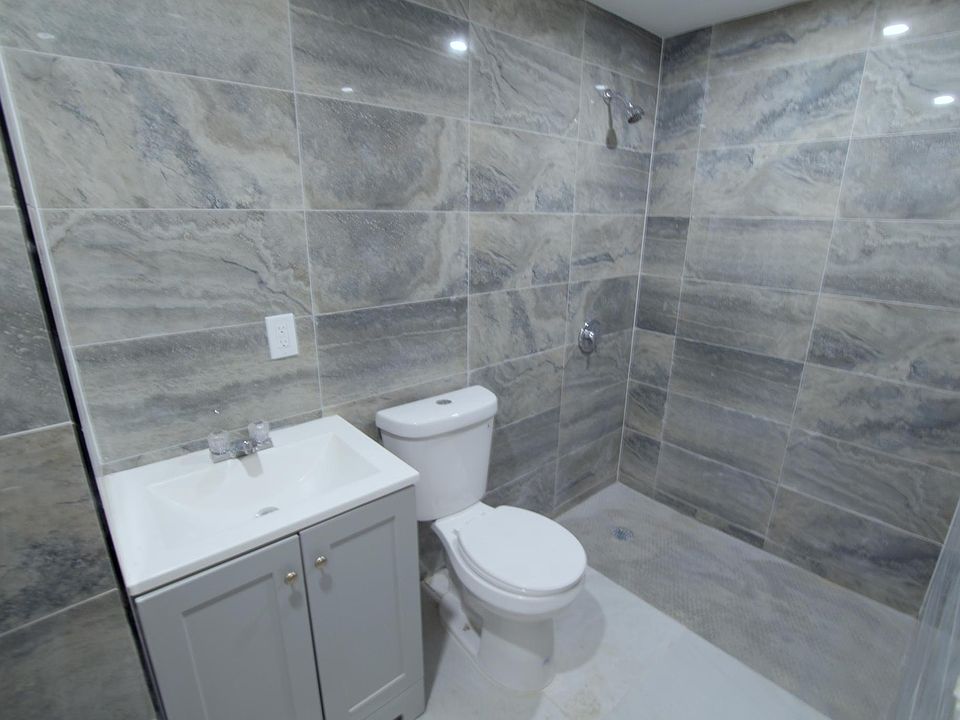 2nd image of 360 Bronx Park Ave #1