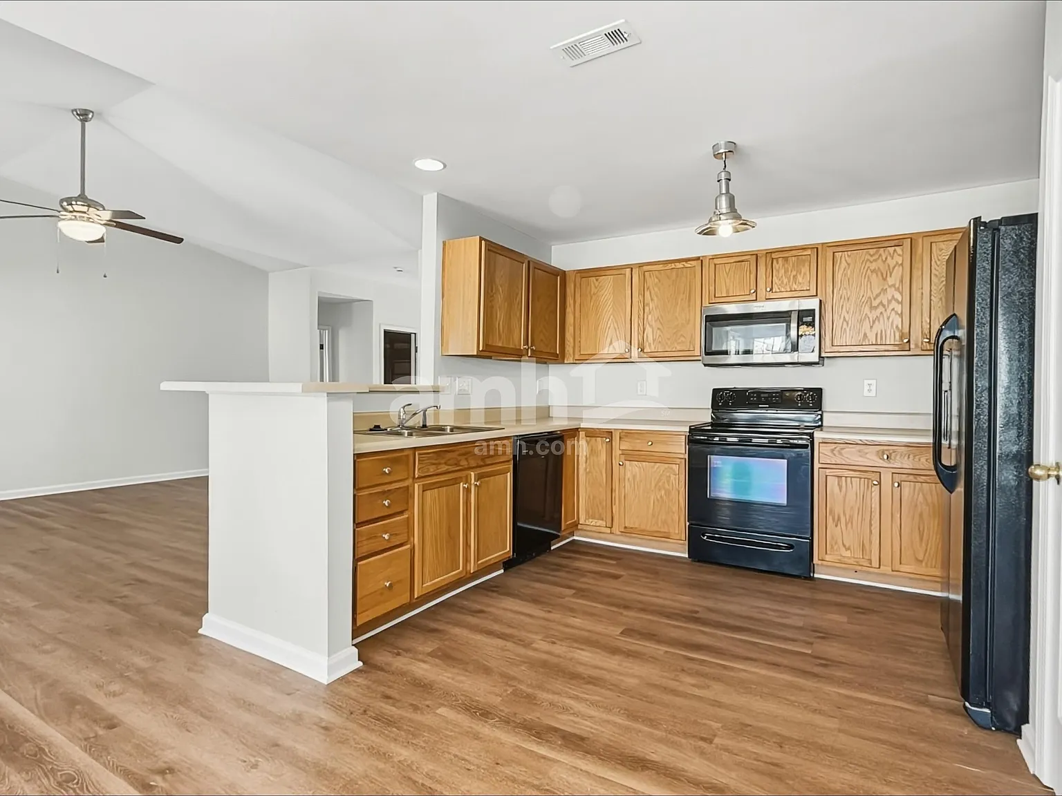 3 bed, 2.0 bath, 1500 sqft, $1,940 — Photo 4