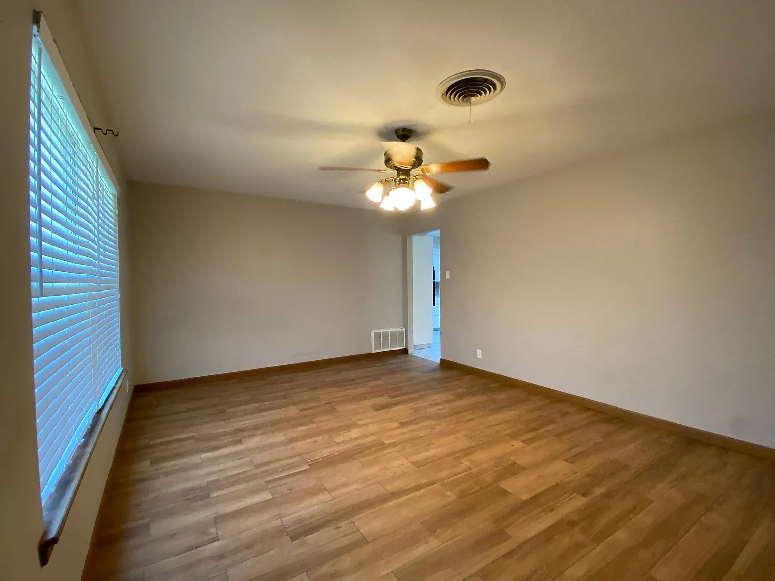 3 bed, 2.5 bath, 2503 sqft, $1,900 — Photo 4