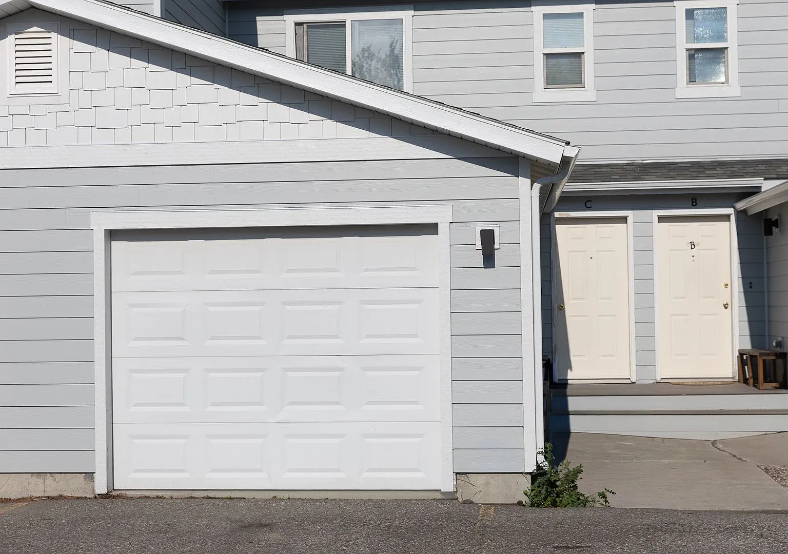 Bright & Convenient Townhouse Living! — Photo 2