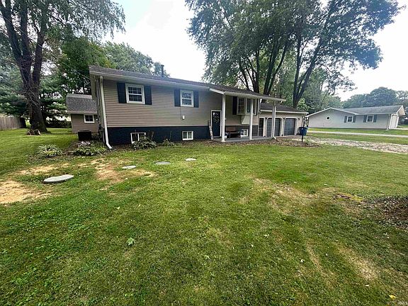 2nd image of 906 N Hillcrest Rd