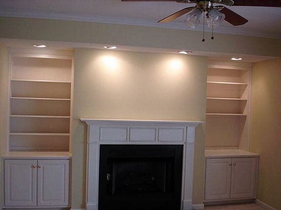 Living Room w/Built-in Bookcases, Gas log Fireplace & Ceiling Fan