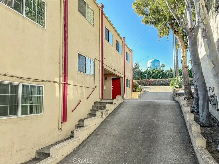 810 E Grand Ave — Photo 25