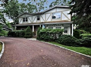 18 Meadowfarm Rd, East Islip, NY 11730