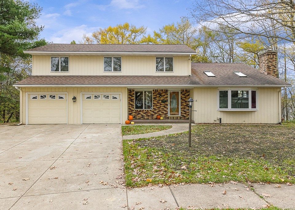 1st image of 302 Greenhurst Dr
