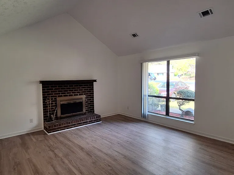 510 Plymouth Ln — Photo 5