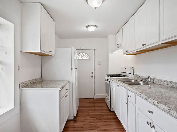 2nd image of 921 15th St Rear 3