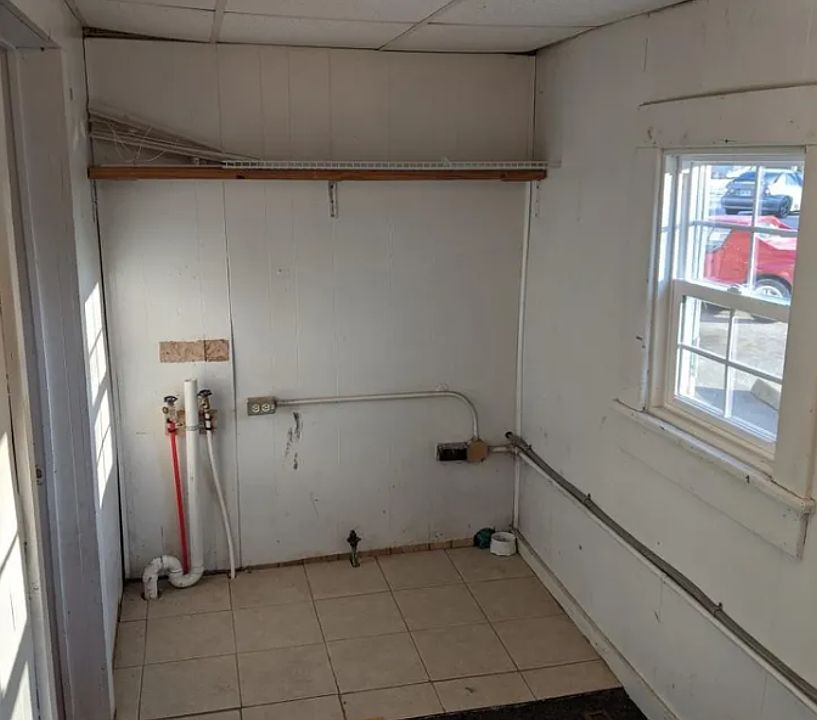 1st image of 417 S Broadway St