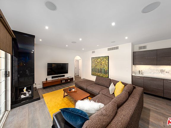 5th image of 930 N Doheny Dr APT 101