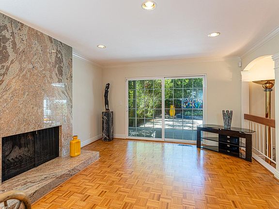 5th image of 554 Beresford Ave