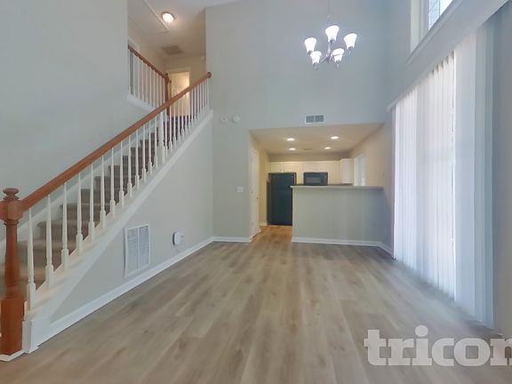 3rd image of 102 W Oaks Pl