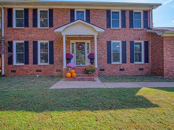 2nd image of 203 Thornhill Dr