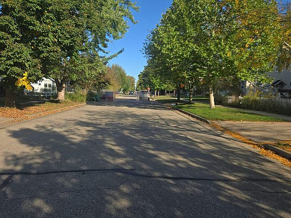 5th image of 1419 Badger Ave