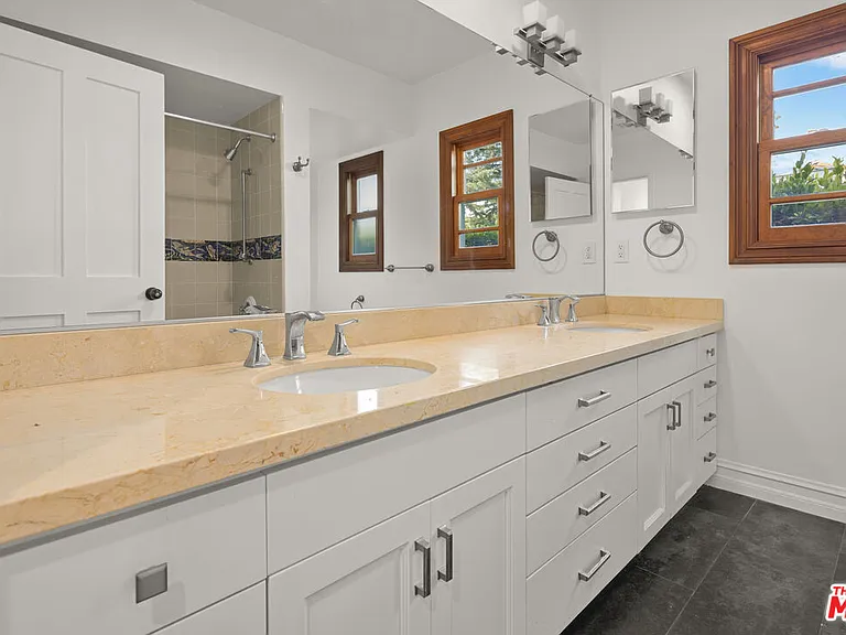 512 N Linden Dr — Photo 17