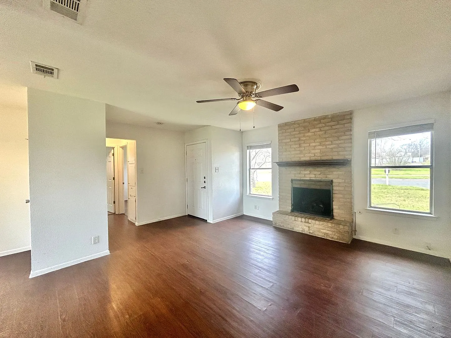 3BR/2BA No Carpet Large Fenced Backyard! — Photo 3