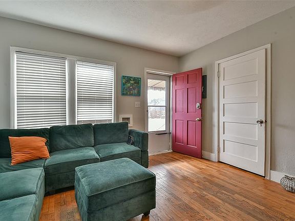 3rd image of 2529 W Park Pl