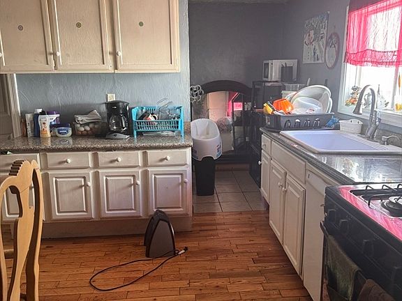 3rd image of 18 Lawrence St