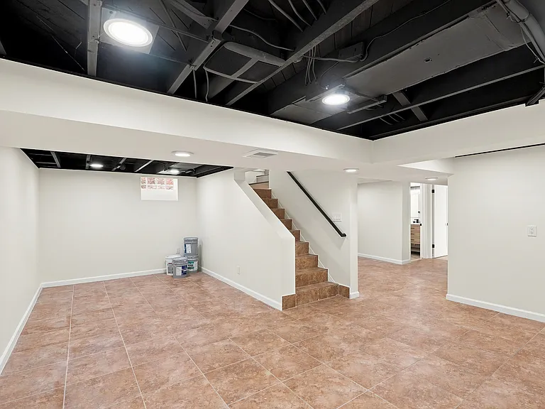 427 N Waverly St — Photo 11