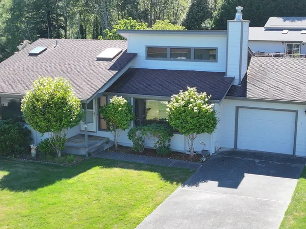 821 Brookhaven Dr, Brookings, OR 97415