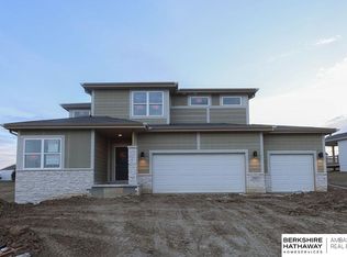 11227 Cove Hollow Dr, Papillion, NE 68046