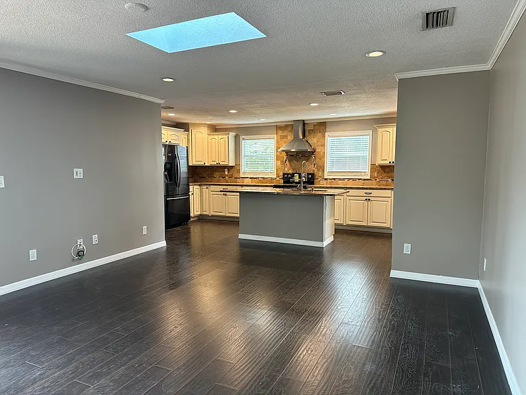 2724 Lexington Dr — Photo 4