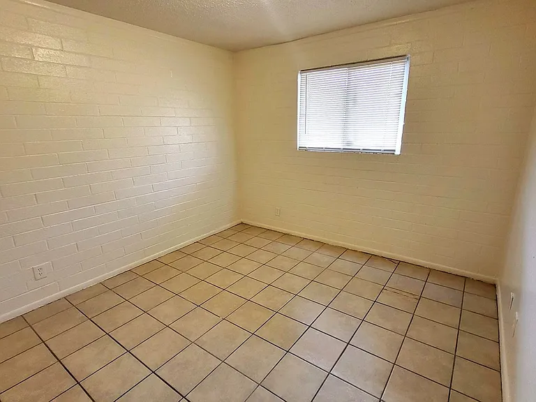 913 E Spence Ave — Photo 10