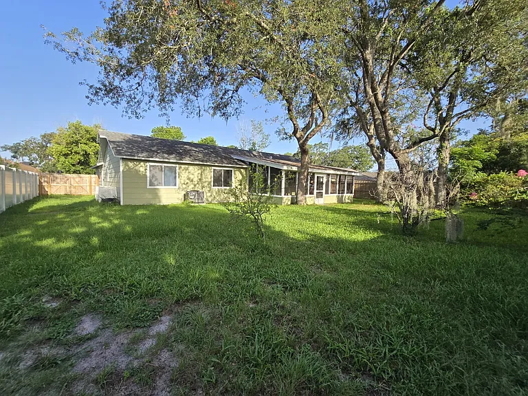 1545 Maxwell Ln — Photo 14