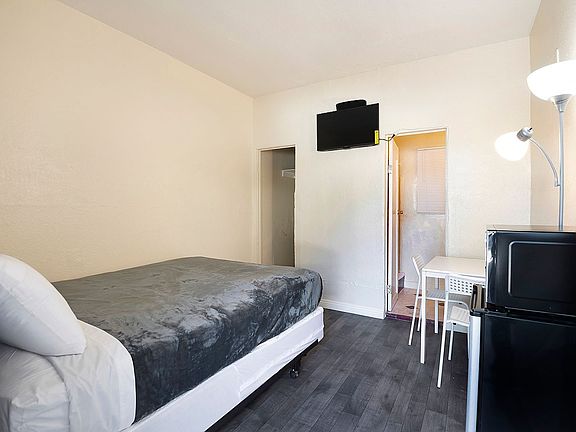 3rd image of 960 E Jefferson Blvd #25