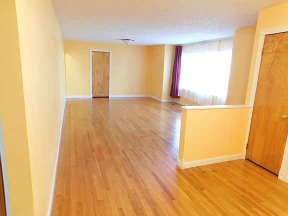 3rd image of 1010 Greenview Dr