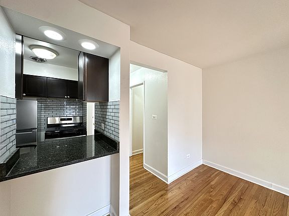 3rd image of 6830 N Sheridan Rd #264