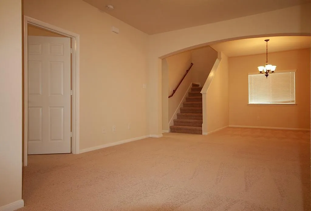 4 bed, 3.0 bath, 1554 sqft, $2,000 — Photo 3