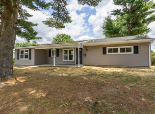 16 Schoolhouse Ln, Levittown, PA 19055